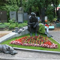 Grab in Moskau mit Mann und Hund