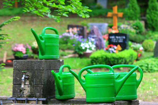 Die dauerhafte Grabpflege kann auch ein Friedhofsgärtner übernehmen