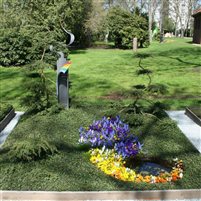 Lila und gelbe Blüten in der modernen Grabgestaltung