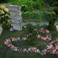 Moderne Grabgestaltung mit einer Blumenspur