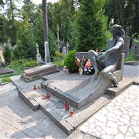 Grabgestaltung auf einem Friedhof in der Ukraine